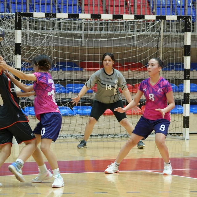 Karabük'te Okul Sporları Genç Kızlar Hentbol İl Birinciliği müsabakaları ya...