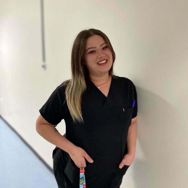 Kazada ölen ikizi Gizem'in doğum gününü mezarı başında pastayla kutladı