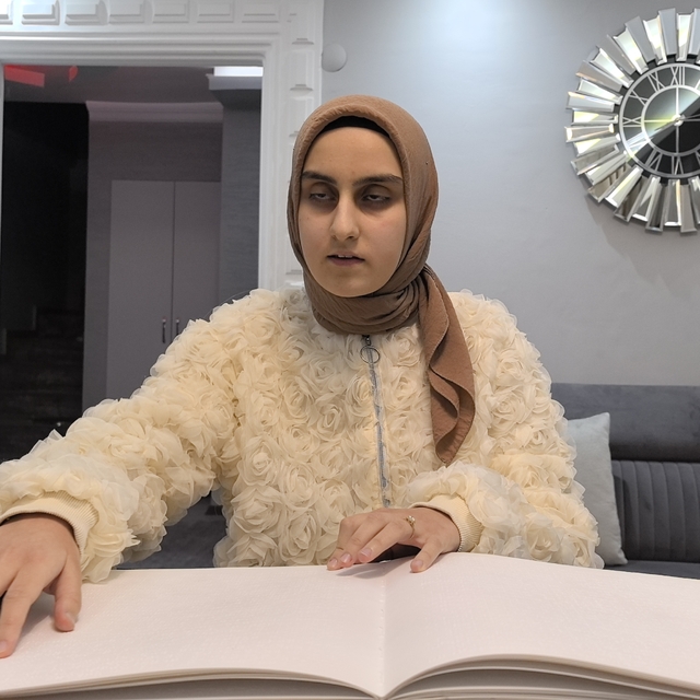 4 dil bilen ve piyano çalan 16 yaşındaki görme engelli Medine, hafızlık eği...