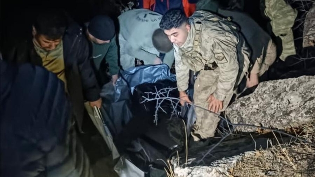 Otomobil şarampole devrildi; öğretmen öldü, 2 kişi yaralandı