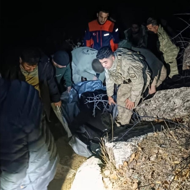 Otomobil şarampole devrildi; öğretmen öldü, 2 kişi yaralandı