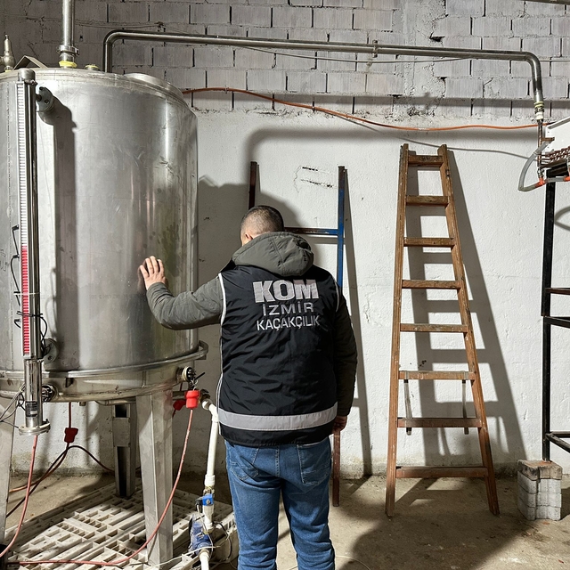 İzmir'deki sahte içki operasyonunda 28 bin litre etil alkol ele geçirildi