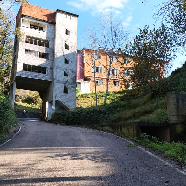 Üstü 4 katlı yapı, altı yol