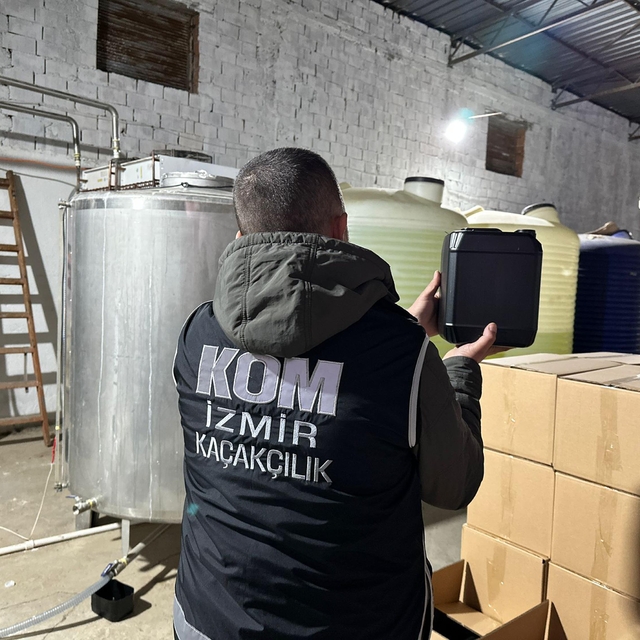 İzmir'de 28 ton etil alkol ele geçirildi