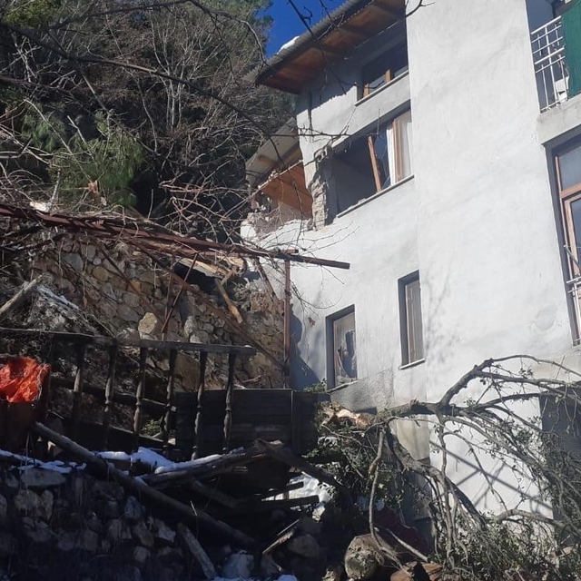 Adana'da yamaçtan yuvarlanan "dev" kaya parçası iki eve hasar verdi