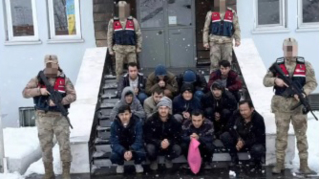 Dronla tespit edilen 39 kaçak göçmen yakalandı