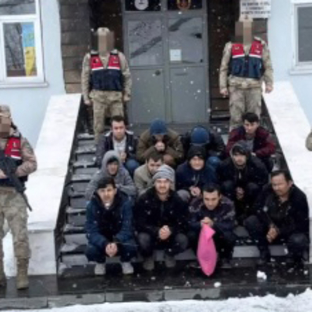 Dronla tespit edilen 39 kaçak göçmen yakalandı