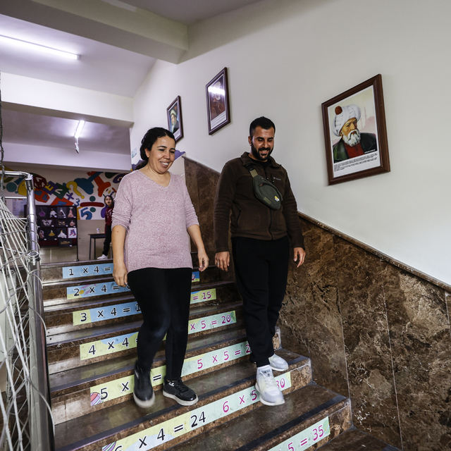 İlkokul öğretmeniyle 20 yıl sonra aynı okulda görev yapmaya başladı