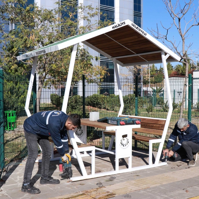 Şanlıurfa'da üretilen kamelya ve banklar hizmete girdi