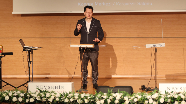 Rus müzisyen Theremin, dedesinin icadı temassız müzik aleti ile Nevşehir'de dinleti sundu