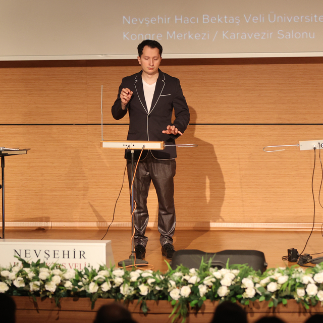 Rus müzisyen Theremin, dedesinin icadı temassız müzik aleti ile Nevşehir'de...