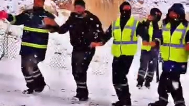Gabar Dağı'nda işçiler, kar yağışını halay çekerek kutladı