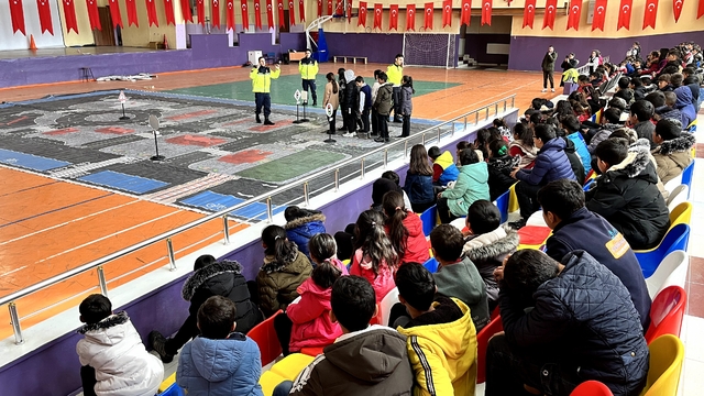 Sarıkamış'ta öğrencilere "Trafik Eğitim Parkı Brandası" üzerinde eğitim verildi