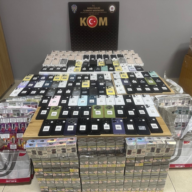 Bursa'da yolcu otobüsüne gizlenen kaçak cep telefonu ve sigaralar ele geçir...