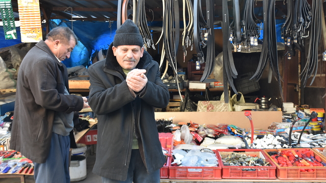 Niğde'de işportacılar, soğukta ekmek mücadelesi veriyor