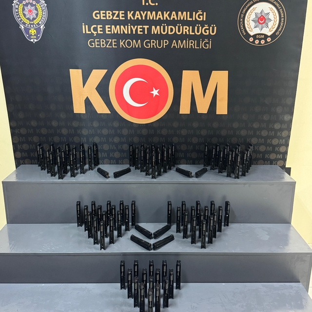 Kocaeli'de 98 tabanca sürgü takımı ele geçirildi