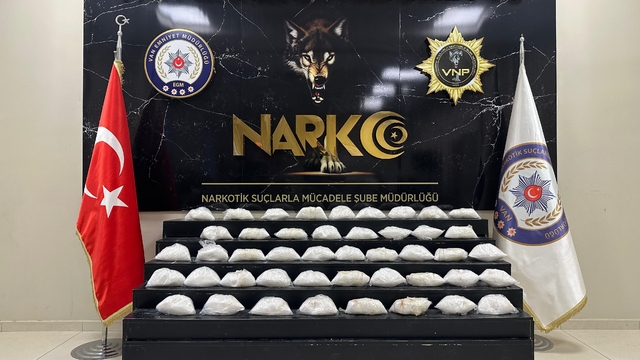 Van'da takibe alınan araçta 24 kilogram metamfetamin ele geçirildi; 2 gözaltı