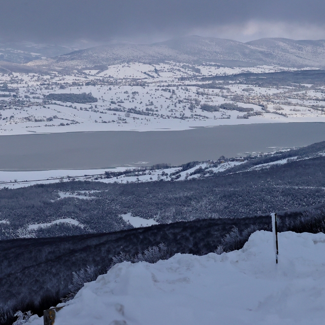 Samsun'da Ladik Gölü'nün yüzeyi kısmen dondu