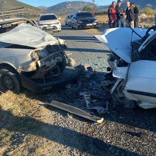 Adana'da 2 otomobilin çarpışması sonucu 5 kişi yaralandı