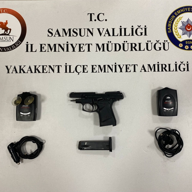 Samsun'un bir araçta 2 radar tespit cihazı ve kurusıkı tabanca bulundu