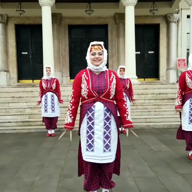 İl Milli Eğitim Müdürü ve öğretmenlerden halk oyunları topluluğu