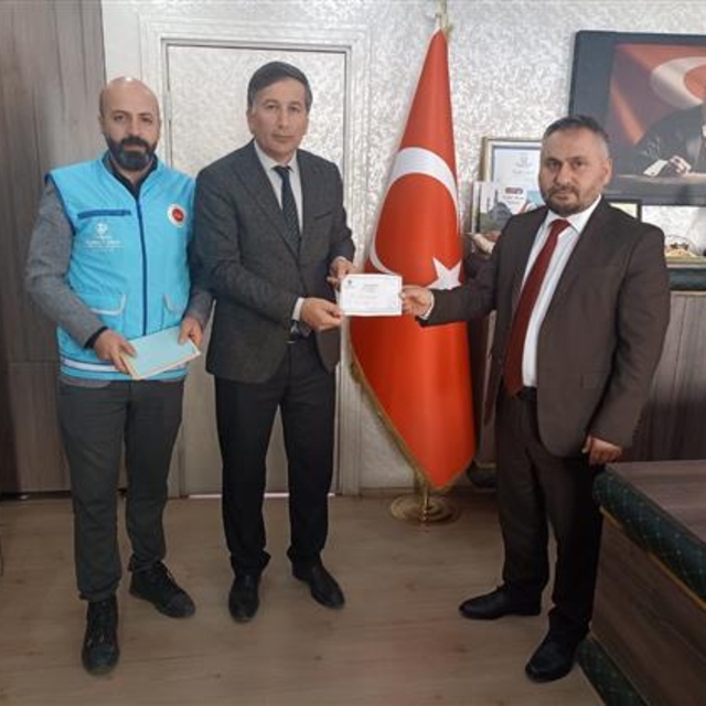 Hakkari Müftülüğü çalışanları, cami için nakdi yardımda bulundu