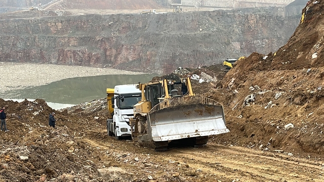 Hafriyat döküm sahasında toprak kaydı, kamyon şoförleri tehlike atlattı (2)