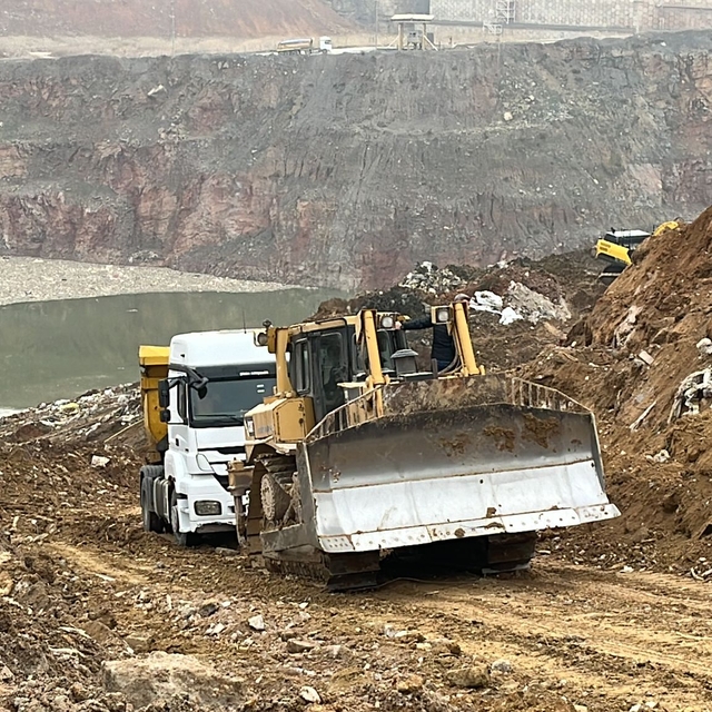 Hafriyat döküm sahasında toprak kaydı, kamyon şoförleri tehlike atlattı (2)