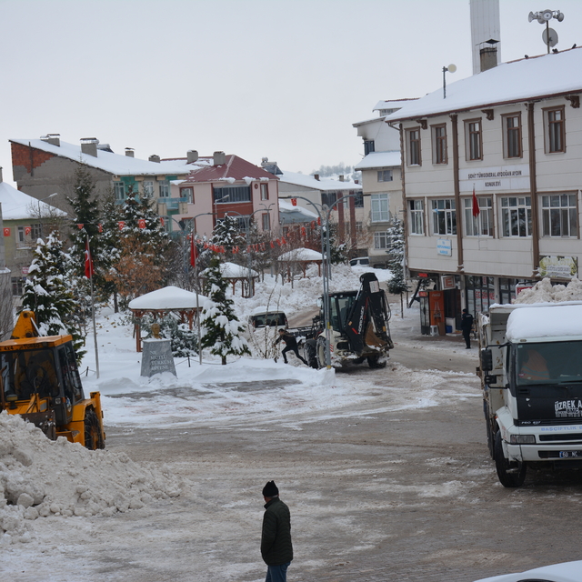 Başçiftlik'te kar yığınları kamyonlarla ilçe dışındaki boş alanlara taşınıy...