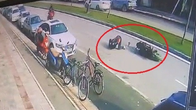 Devrilen motosikletin ehliyetsiz sürücüsü yaralandı; kaza kamerada