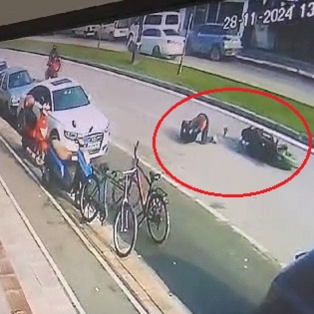 Devrilen motosikletin ehliyetsiz sürücüsü yaralandı; kaza kamerada