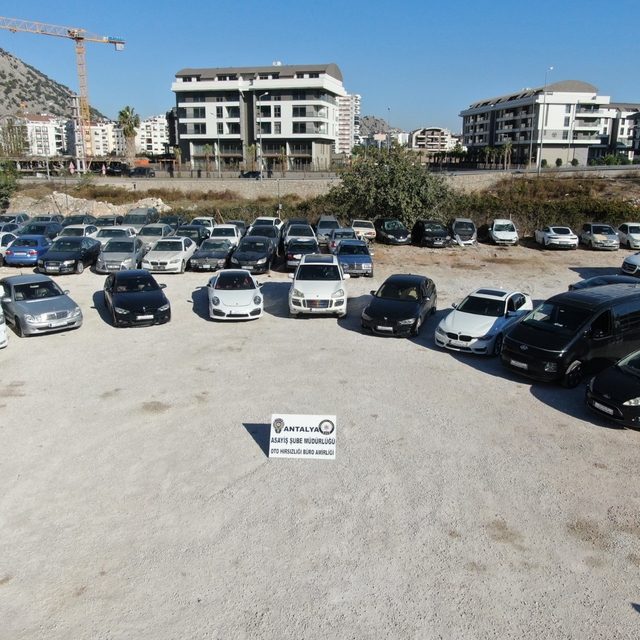 Antalya'da şasi numaralarının değiştirildiği tespit edilen 9 araca el konul...