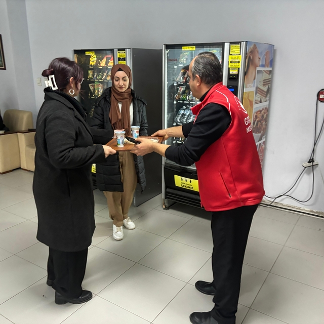 Bafra'da sınavlara hazırlanan öğrencilere ikramda bulunuldu