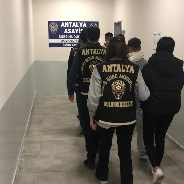 Antalya'da dolandırıcılık operasyonunda yakalanan 7 şüpheli tutuklandı