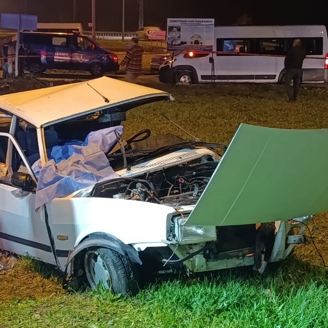 Sakarya'da iki otomobilin çarpıştığı kazada karı koca hayatını kaybetti