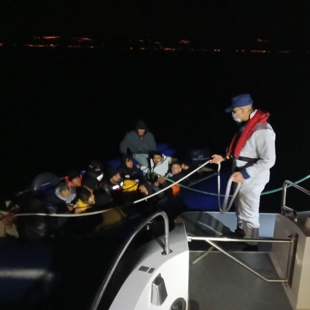 Ayvalık açıklarında 18 düzensiz göçmen yakalandı