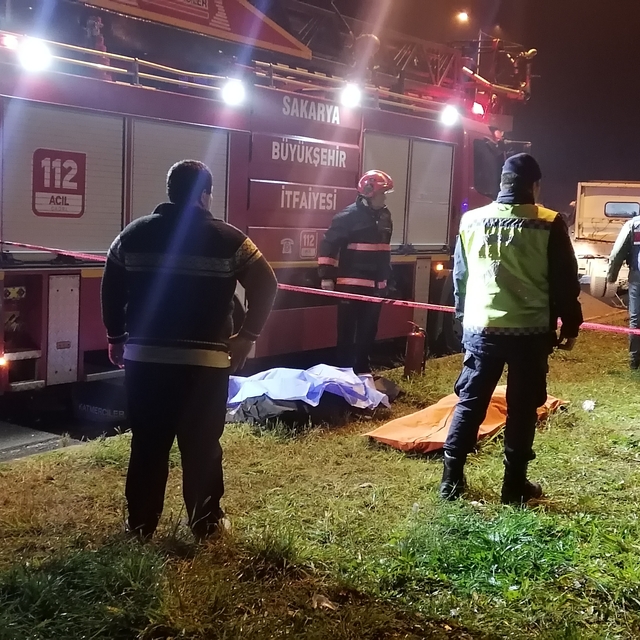 Karasu'da 2 otomobil çarpıştı; karı- koca öldü