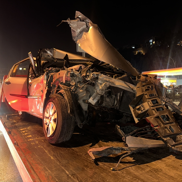 Sürücüsünün hatalı sollama yaptığı otomobil, emniyet şeridindeki kamyonete...