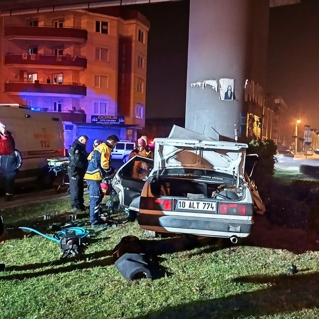 Balıkesir'de üst geçidin ayağına çarpan otomobilin sürücüsü öldü