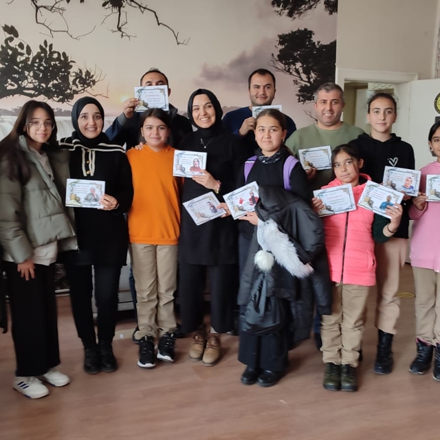 Sarıoğlan'da KAYMEK kursiyeri öğrenciler, çalışmalarını öğretmenlere hediye...