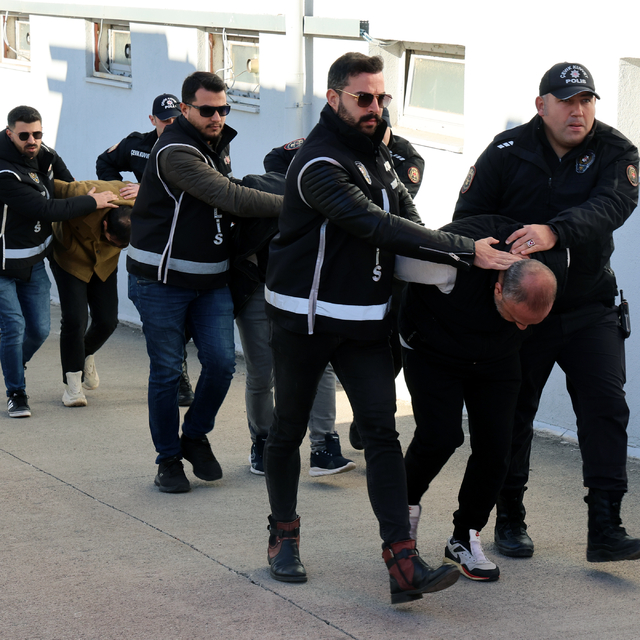 Bankaların ATM'sine sahte 45 bin 800 dolar yatırdılar