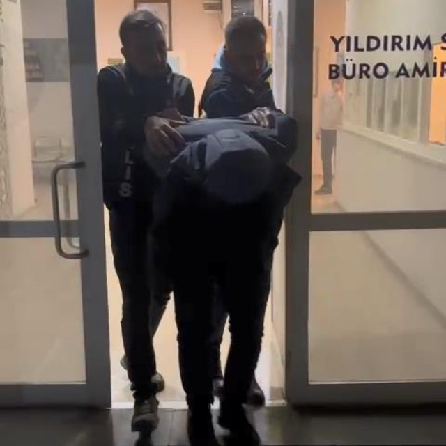 Firari hükümlü, maç bitince gözaltına alınması için polise yalvardı