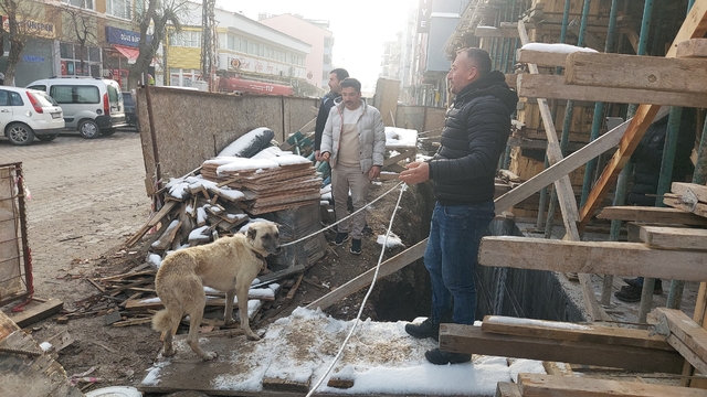 Amasya'da inşaata düşen köpek kurtarıldı
