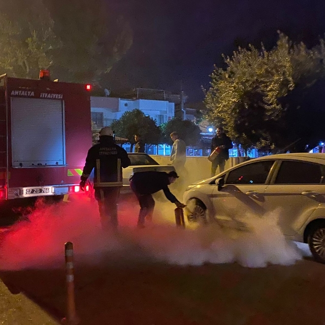 Serik'te park halindeki otomobilde çıkan yangın söndürüldü