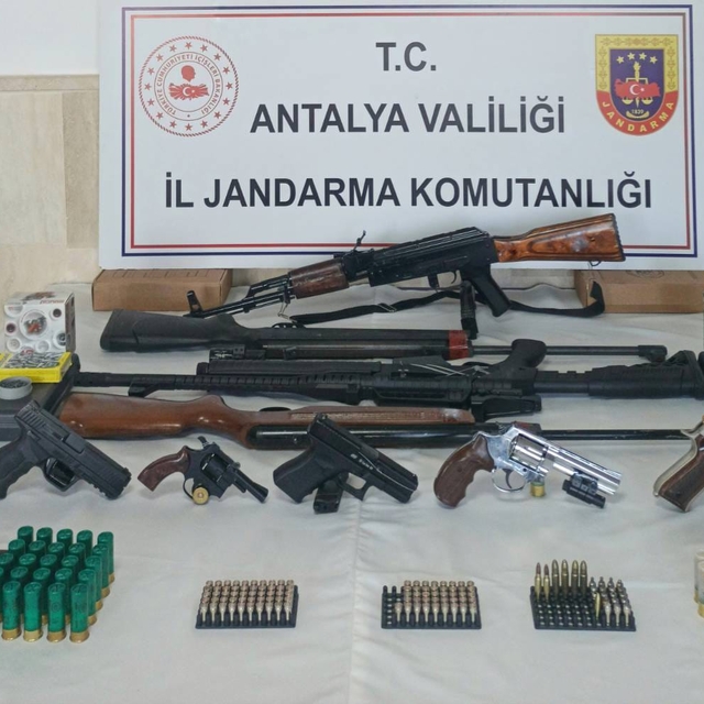 Antalya'da silah kaçakçılığı operasyonunda 7 şüpheli yakalandı
