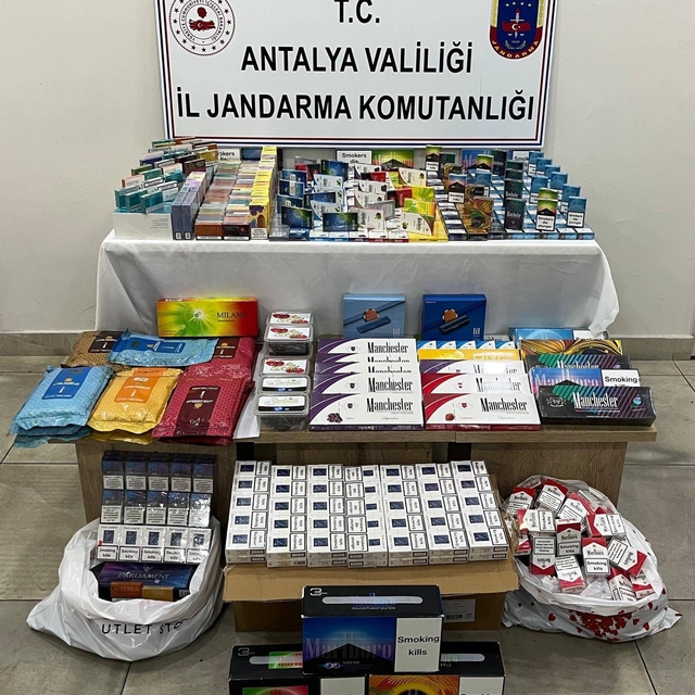 Antalya'da kaçak tütün operasyonunda 2 kişi yakalandı