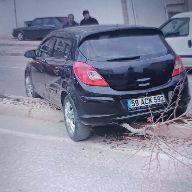 El freni çekilmeyen otomobil, araca ve ağaca çarptı; sürücü yaralandı