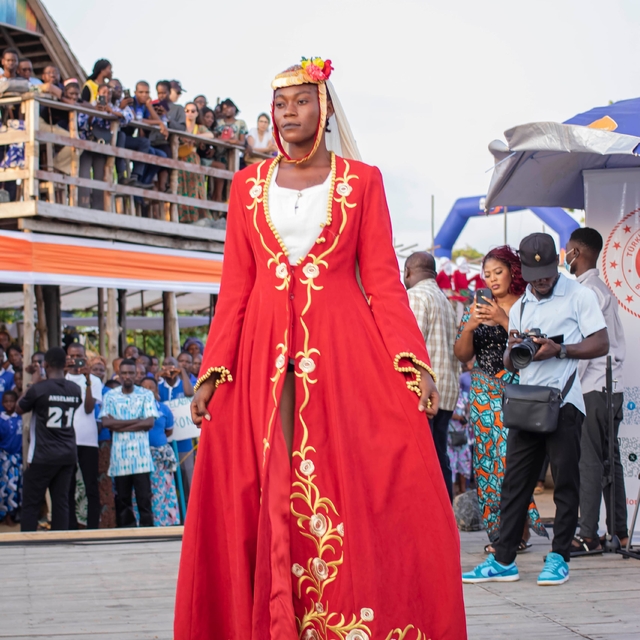 Olgunlaşma enstitülerinin el emeği ürünleri Togo'da sergilendi