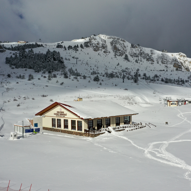 Karabük'teki Keltepe Kayak Merkezi'nde sezonun 14 Aralık'ta açılması planla...