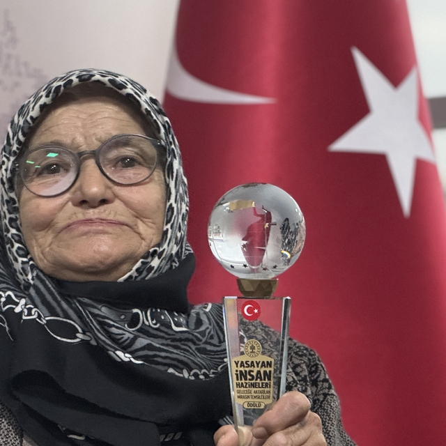 "Yaşayan İnsan Hazineleri" ödüllü Konyalı dokuma ustası tezgahını bırakmak...